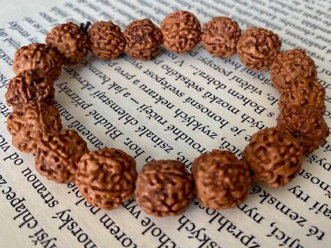 Rudraksha náramek 